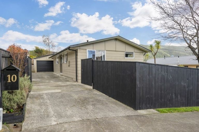 Photo of property in 10 Garnet Grove, Birchville, Upper Hutt, 5018