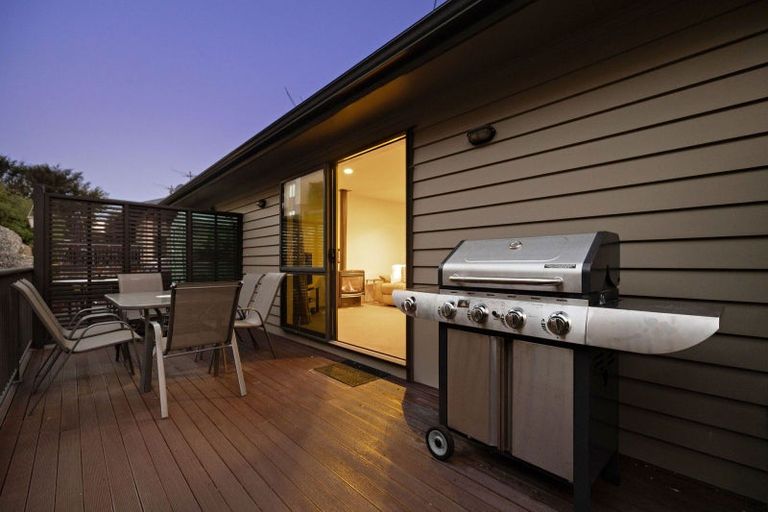 Photo of property in Arno Apartment, 9/8 Mckerrow Place, Sunshine Bay, Queenstown, 9300