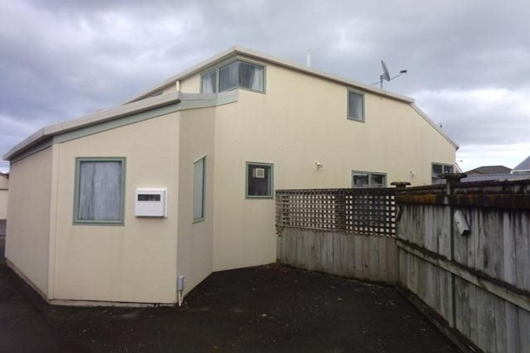 Photo of property in 2/3 Wai-iti Crescent, Woburn, Lower Hutt, 5010