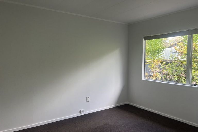 Photo of property in 9 Bishop Street, Green Bay, Auckland, 0604