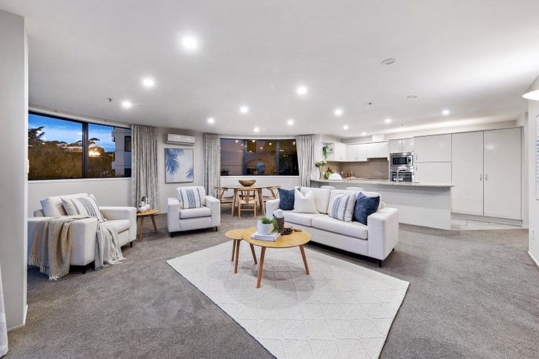 Photo of property in 2d/175 Hurstmere Road, Takapuna, Auckland, 0622