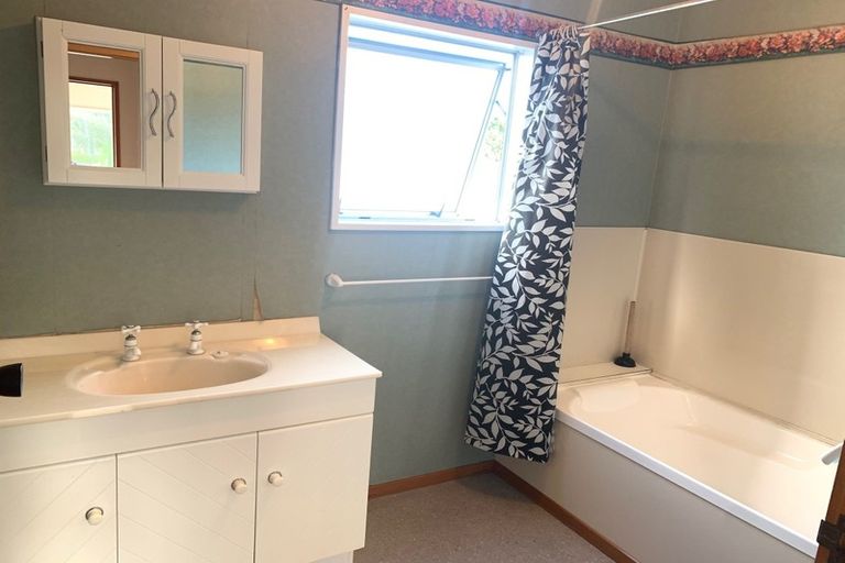 Photo of property in 1024 East Coast Road, Fairview Heights, Auckland, 0630