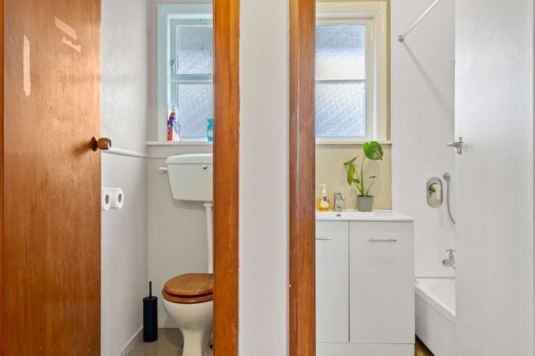 Photo of property in 29 Endeavour Street, Marfell, New Plymouth, 4310