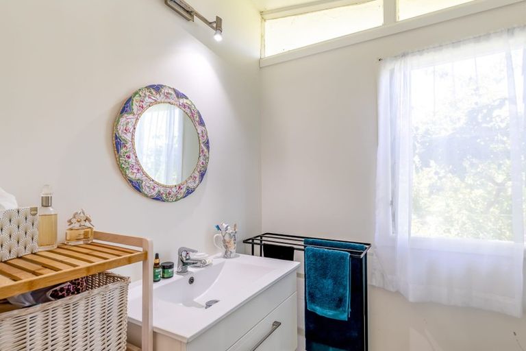 Photo of property in 91 Kauri Point Road, Laingholm, Auckland, 0604