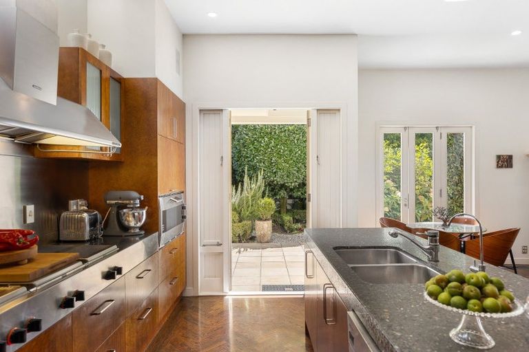 Photo of property in 3 Crescent Road, Parnell, Auckland, 1052