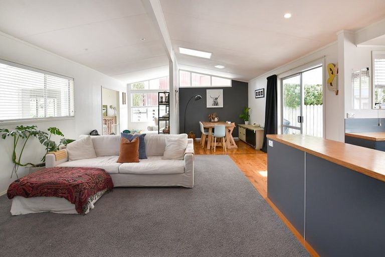 Photo of property in 18 Walton Street, Red Beach, 0932