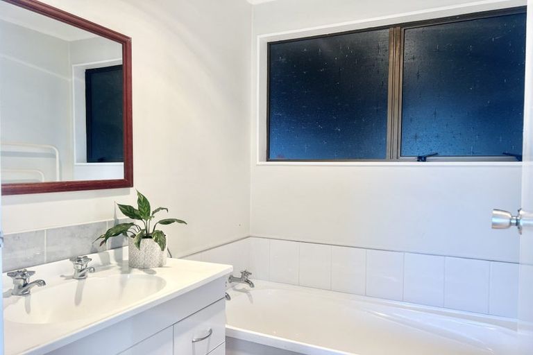 Photo of property in 32 Wisteria Grove, Maungaraki, Lower Hutt, 5010