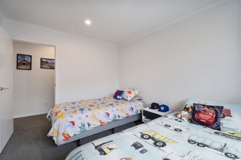 Photo of property in 21 Sardinia Grove, Fitzherbert, Palmerston North, 4410