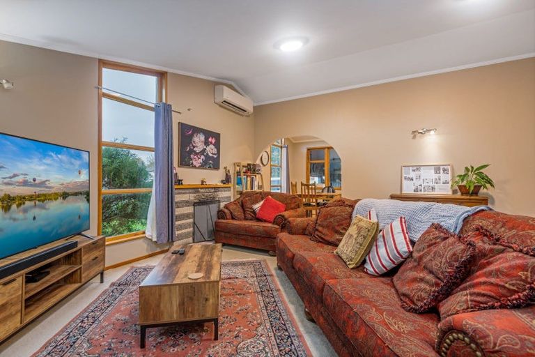 Photo of property in 14 Mokau Place, Terrace End, Palmerston North, 4410