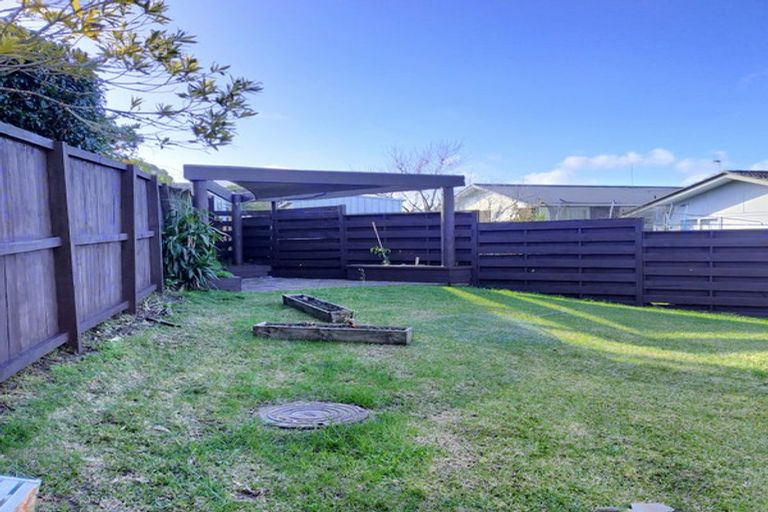 Photo of property in 3/6 Longbill Place, Glendene, Auckland, 0602
