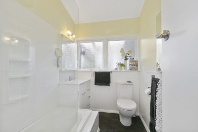 Photo of property in 54 Poto Road, Normandale, Lower Hutt, 5010