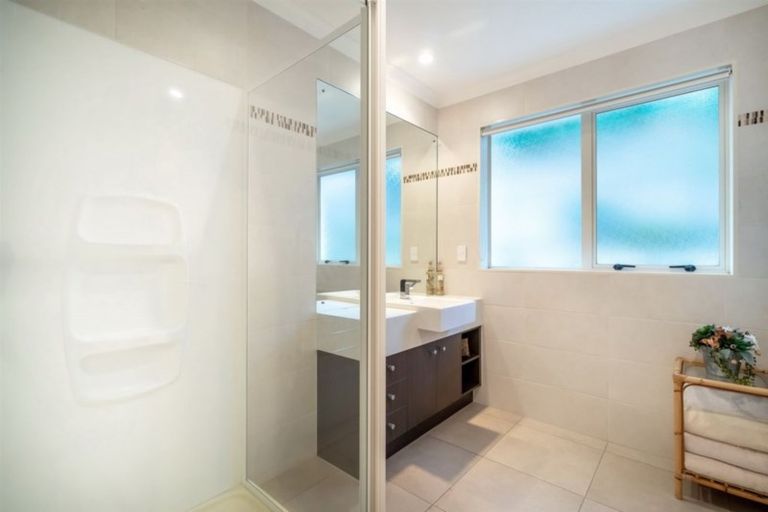 Photo of property in 14 Bur Oak Terrace, Schnapper Rock, Auckland, 0632