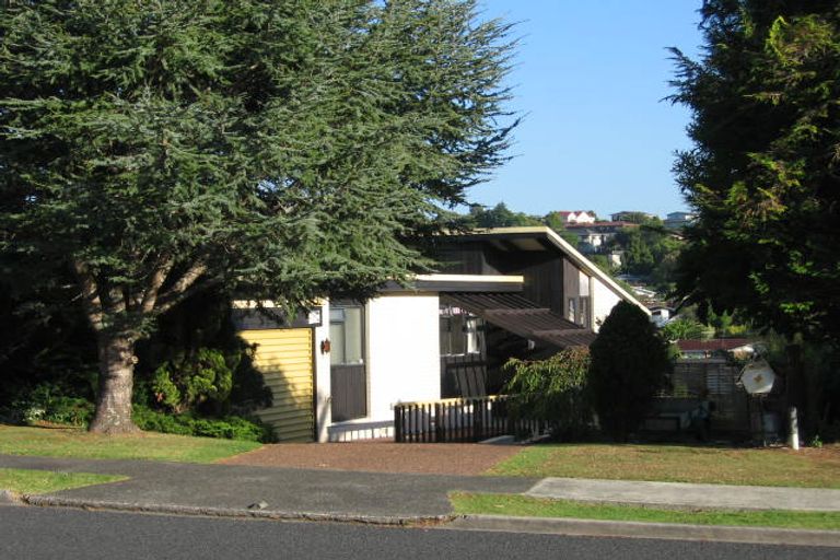 Photo of property in 4 Oaktree Avenue, Browns Bay, Auckland, 0630