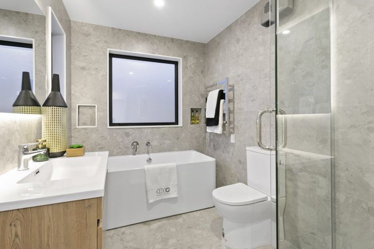 Photo of property in 1e Valron Road, Te Atatu South, Auckland, 0602