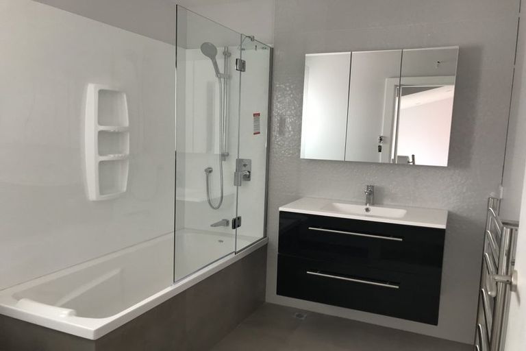 Photo of property in 2/121 Rongotai Road, Kilbirnie, Wellington, 6022