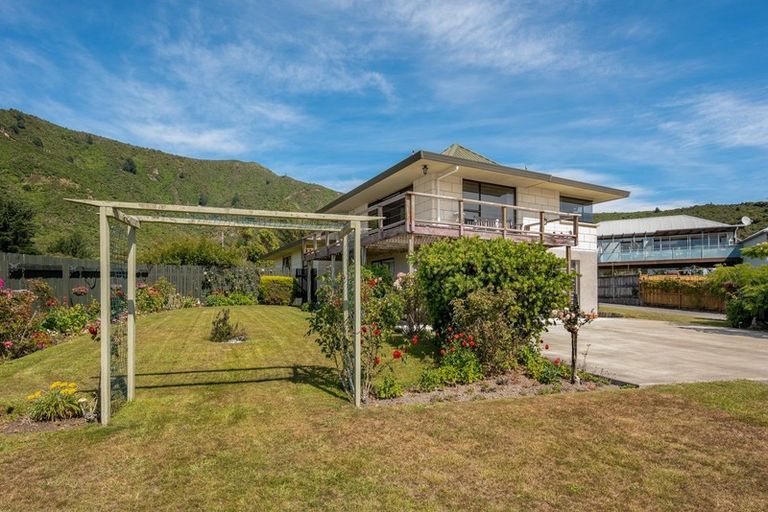 Photo of property in 108 Moana View Road, Waikawa, Picton, 7220