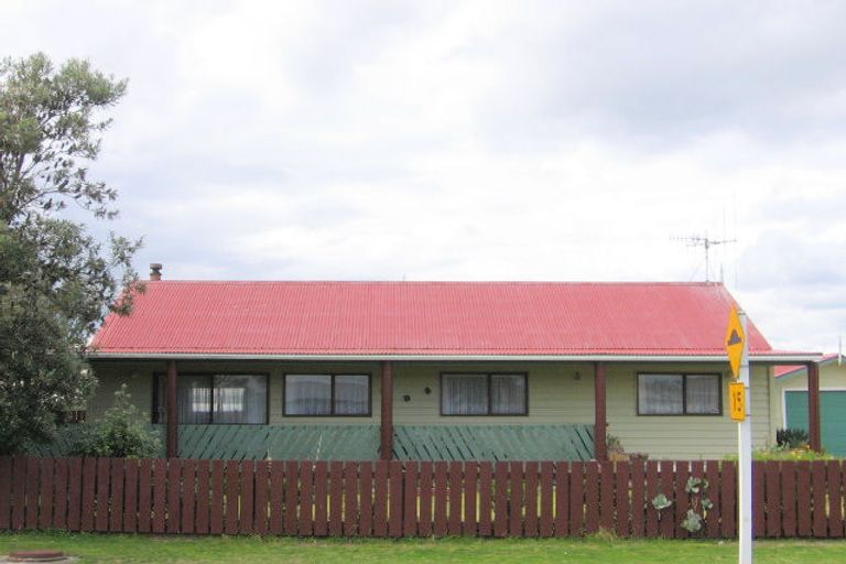 Photo of property in 40 Hennessy Street East, Foxton Beach, Foxton, 4815