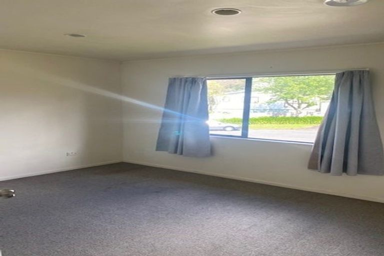 Photo of property in 3a Louise Place, West Harbour, Auckland, 0618