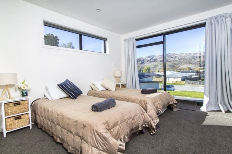 Photo of property in 75 Stratford Drive, Mount Pisa, Cromwell, 9383