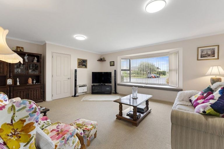 Photo of property in 14 Brookfield Place, Paraparaumu, 5032