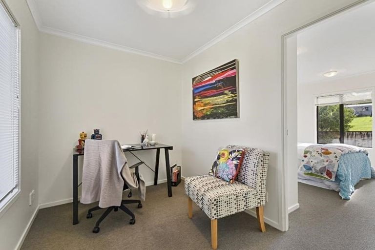 Photo of property in 14 Verdale Circle, Glen Eden, Auckland, 0602