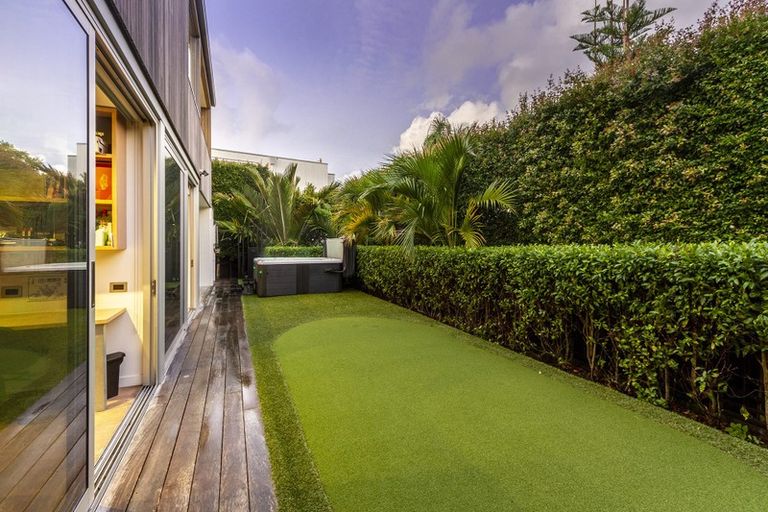 Photo of property in 21 Ocean View Road, Milford, Auckland, 0620
