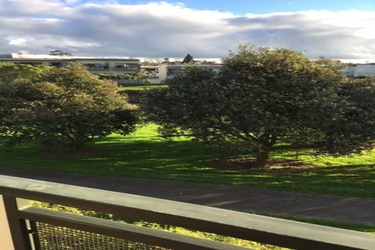 Photo of property in 7/372 Rosedale Road, Rosedale, Auckland, 0632