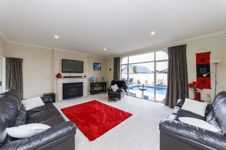 Photo of property in 15 Sycamore Crescent, Fitzherbert, Palmerston North, 4410