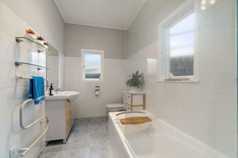 Photo of property in 2 Buisson Glade, West Harbour, Auckland, 0618