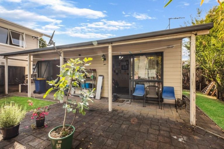 Photo of property in 42 Vina Place, Massey, Auckland, 0614