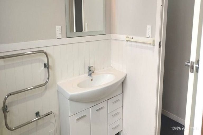 Photo of property in 39 Sunnyside Road, Sunnyvale, Auckland, 0612