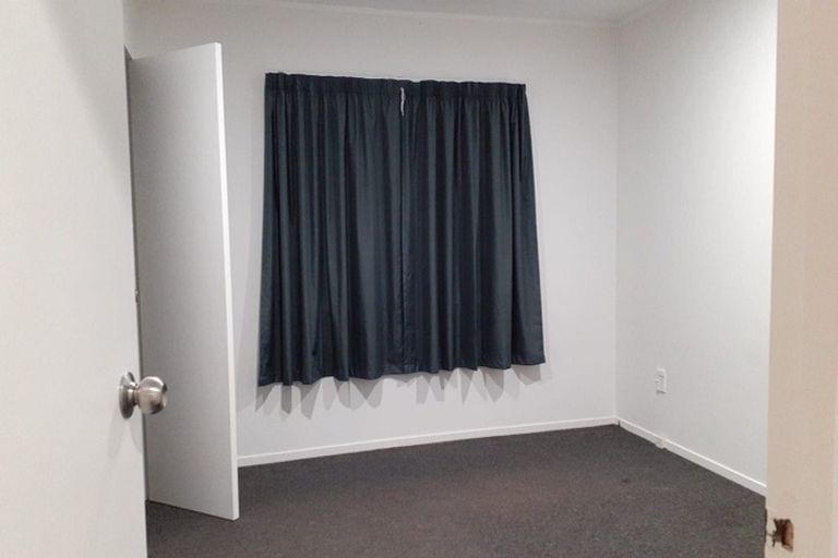 Photo of property in 2/28 Lilburn Crescent, Massey, Auckland, 0614