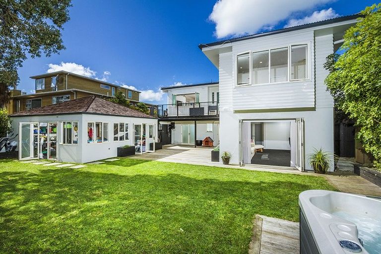 Photo of property in 24 Muritai Road, Milford, Auckland, 0620