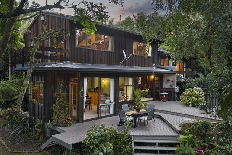 Photo of property in 8 Atarua Gardens, Waiatarua, Auckland, 0604