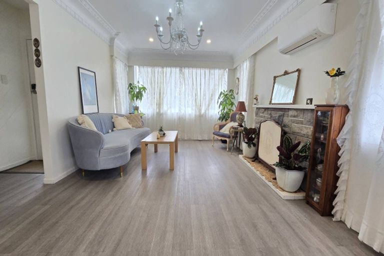 Photo of property in 15 Sherwood Avenue, Te Atatu South, Auckland, 0610