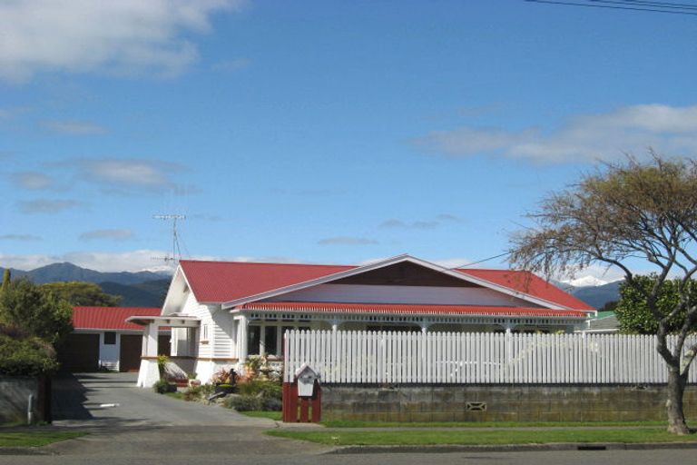 Photo of property in 56 Queenwood Road, Levin, 5510