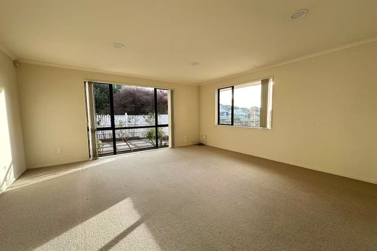 Photo of property in 10 Nimstedt Avenue, Oteha, Auckland, 0632