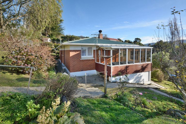 Photo of property in 11 Hellyer Street, Macandrew Bay, Dunedin, 9014