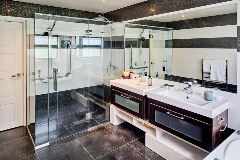 Photo of property in 29d Wai-iti Crescent, Woburn, Lower Hutt, 5010