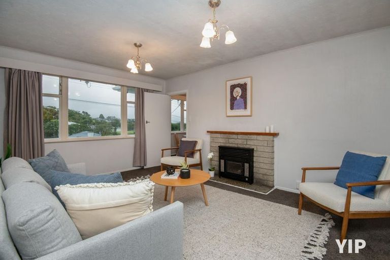 Photo of property in 48 Kenmore Street, Newlands, Wellington, 6037