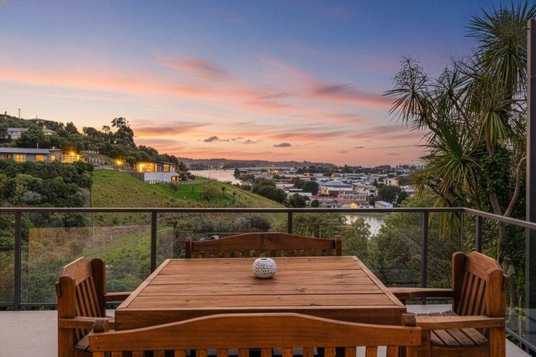 Photo of property in 8 Wairere Road, Bastia Hill, Whanganui, 4500
