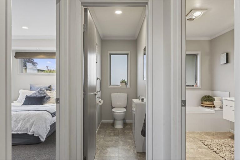 Photo of property in 2 Oakwood Drive, Highlands Park, New Plymouth, 4312