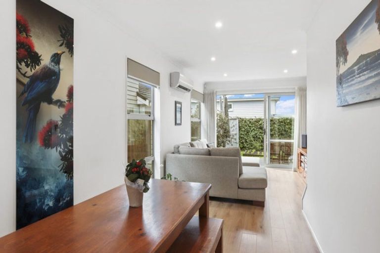 Photo of property in 43 Samuel Cassidy Avenue, Swanson, Auckland, 0614