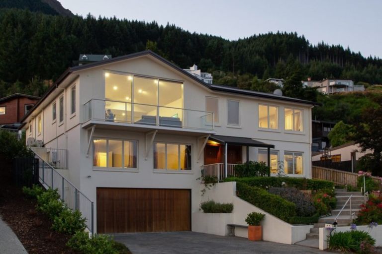 Photo of property in 28 Wynyard Crescent, Fernhill, Queenstown, 9300