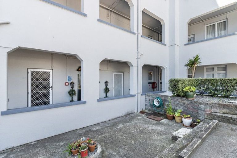 Photo of property in Devonport Apartments, 21/127 Saint Aubyn Street, New Plymouth, 4310