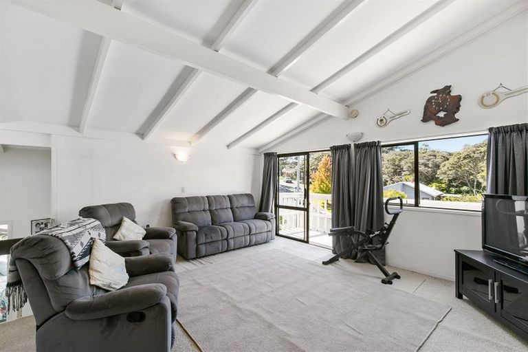 Photo of property in 69 Easton Park Parade, Glenfield, Auckland, 0629