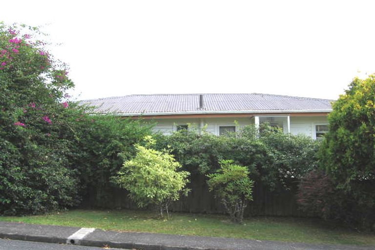 Photo of property in 1/7 Barron Drive, Green Bay, Auckland, 0604
