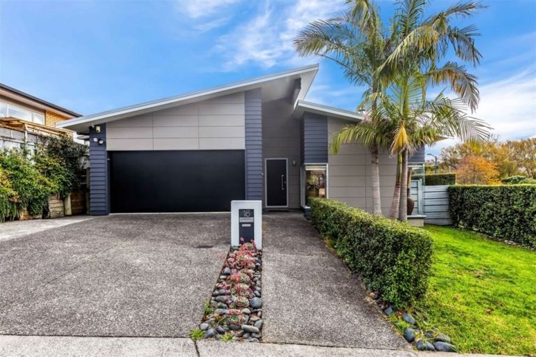 Photo of property in 16 Canyon Drive, Oteha, Auckland, 0632