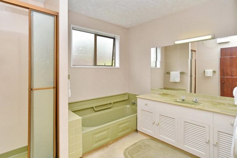 Photo of property in 17 Clivedon Place, Redwood, Christchurch, 8051