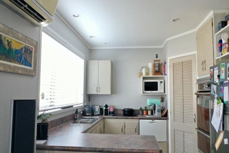 Photo of property in 2/51 Shakespeare Road, Milford, Auckland, 0620